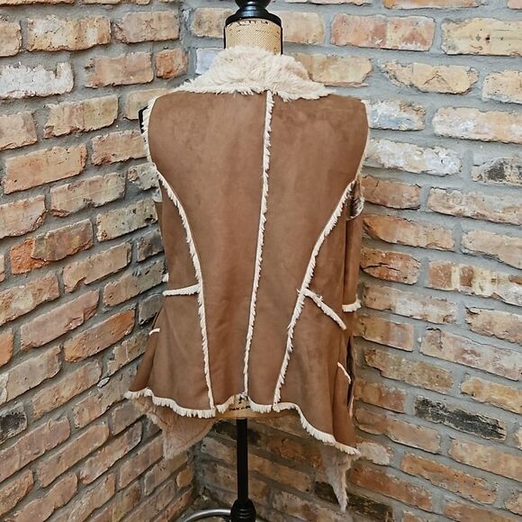 NWT Sioni Faux leather shearling style assymetrical hem vest size Medium - Picture 6 of 13
